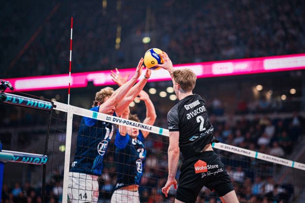 DVV-Pokal VfB Friedrichshafen - SVG Lüneburg 28.02.2026 Daniel Gruvaeus (SVG Lüneburg, 2) und Parker James Van Buren (14, VfB Friedrichshafen) am Netz; Volleyball, Zoi DVV-Pokalfinale: VfB Friedrichshafen vs. SVG Lüneburg am 28.02.2026 in der SAP-Arena, Mannheim Copyright: xBEAUTIFULxSPORTS Tonhäuserx