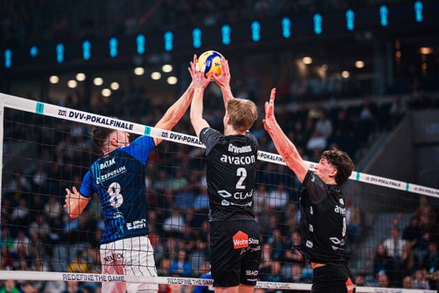 DVV-Pokal VfB Friedrichshafen - SVG Lüneburg 28.02.2026 Aleksa Batak (8, VfB Friedrichshafen) und Daniel Gruvaeus (SVG Lüneburg, 2) am Netz; Volleyball, Zoi DVV-Pokalfinale: VfB Friedrichshafen vs. SVG Lüneburg am 28.02.2026 in der SAP-Arena, Mannheim Copyright: xBEAUTIFULxSPORTS Tonhäuserx
