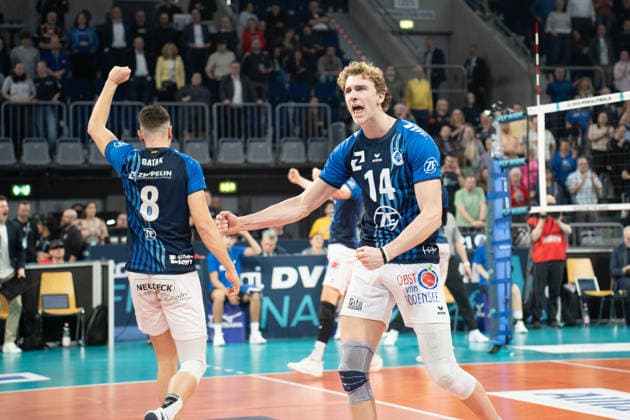 28.02.2026, xhfmx, Volleyball DVV Pokalfinale 2026 Herren, VfB Friedrichshafen - SVG Lüneburg v.l. Aleksa Batak (VfB Friedrichshafen), Parker van Buren (VfB Friedrichshafen) jubelt (DFL DFB REGULATIONS PROHIBIT ANY USE OF PHOTOGRAPHS as IMAGE SEQUENCES and or QUASI-VIDEO) Mannheim