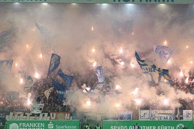28.02.2026, xrekx, Fussball 2.Bundesliga, SpVgg Greuther Fuerth - FC Schalke 04 v.l. Schalke Fans ,Stimmung, Schals, Trikot, Fahne, Banner, Ultras, Zuschauer, Besucher, Choreo, Choreografie, atmosphere, spectators, Visitors Pyrotechnik, Pyrofackel, Bengalo, Bengalfeuer, Fankultur, Ultras, Stadionpyrotechnik, Choreografie mit Pyro, Fanblock, (DFL DFB REGULATIONS PROHIBIT ANY USE OF PHOTOGRAPHS as IMAGE SEQUENCES and or QUASI-VIDEO) Fuerth