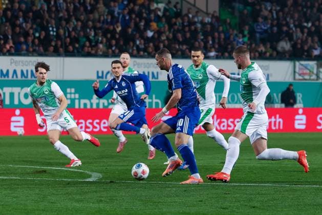 Edin Dzeko 10 (FC Schalke 04) mit einer Chance, Aktion, Spvgg Greuther Fuerth vs. FC Schalke 04, Fussball, Maenner, 2. Bundesliga, Saison 2025 2026, Rueckrunde, 24. Spieltag, 28.02.2026 DFB regulations prohibit any use of photographs as image sequences and or quasi-video Fuerth Bayern Deutschland