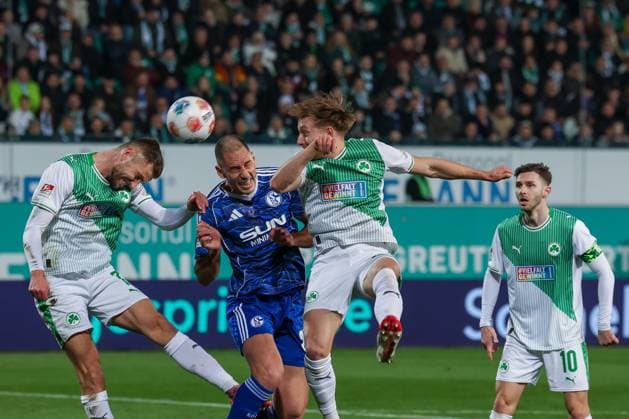 Aktion zwischen Dennis Srbeny 7 (Spvgg Greuther Fuerth), Tomas Kalas 26 (FC Schalke 04) und Jannik Dehm 23 (Spvgg Greuther Fuerth), Branimir Hrgota 10 (Spvgg Greuther Fuerth) schaut zu, Spvgg Greuther Fuerth vs. FC Schalke 04, Fussball, Maenner, 2. Bundesliga, Saison 2025 2026, Rueckrunde, 24. Spieltag, 28.02.2026 DFB regulations prohibit any use of photographs as image sequences and or quasi-video Fuerth Bayern Deutschland