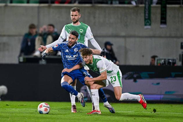 28.02.2026, Fussball, 2. Bundesliga, Saison 2025 2026, 24. Spieltag, SpVgg Greuther Fürth - FC Schalke 04, Adil Aouchiche (FC Schalke 04), Jannik Dehm (SpVgg Greuther Fürth) xRHR-FOTO YYx