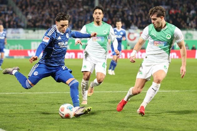 28.02.2026, xrekx, Fussball 2.Bundesliga, SpVgg Greuther Fuerth - FC Schalke 04 v.l. Soufiane El-Faouzi (FC Schalke 04) Sayfallah Ltaief (SpVgg Greuther Fuerth) Reno Münz Muenz (SpVgg Greuther Fuerth) Zweikampf, Aktion, action, battle for the ball (DFL DFB REGULATIONS PROHIBIT ANY USE OF PHOTOGRAPHS as IMAGE SEQUENCES and or QUASI-VIDEO) Fuerth