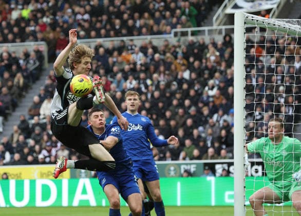 Newcastle Upon Tyne, England, 28th February 2026. Anthony Gordon (L) of Newcastle United during the Newcastle United vs Everton Premier League match at St. James Park, Newcastle Upon Tyne. Picture credit should read: Nigel Roddis Sportimage EDITORIAL USE ONLY. No use with unauthorised audio, video, data, fixture lists, club league logos or live services. Online in-match use limited to 120 images, no video emulation. No use in betting, games or single club league player publications. SPI_085_NR_NEWC_EVER SPI-4562-0085