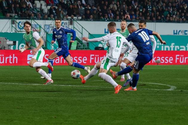 Edin Dzeko 10 (FC Schalke 04) schiesst aufs Tor, Chance, Aktion, Spvgg Greuther Fuerth vs. FC Schalke 04, Fussball, Maenner, 2. Bundesliga, Saison 2025 2026, Rueckrunde, 24. Spieltag, 28.02.2026 DFB regulations prohibit any use of photographs as image sequences and or quasi-video Fuerth Bayern Deutschland
