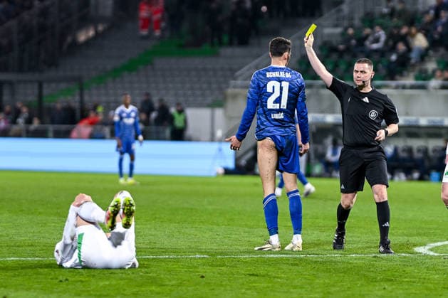28.02.2026, Fussball, 2. Bundesliga, Saison 2025 2026, 24. Spieltag, SpVgg Greuther Fürth - FC Schalke 04, Gelbe Karte für Dejan Ljubicic (FC Schalke 04) xRHR-FOTO YYx