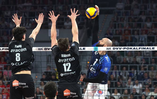 28.02.2026, Deutschland, Mannheim, Volleyball Bundesliga, Zoi DVV Pokalfinale 2026, VfB Friedrichshafen vs. SVG Lüneburg, Vojin Cacic (Friedrichshafen, rechts)