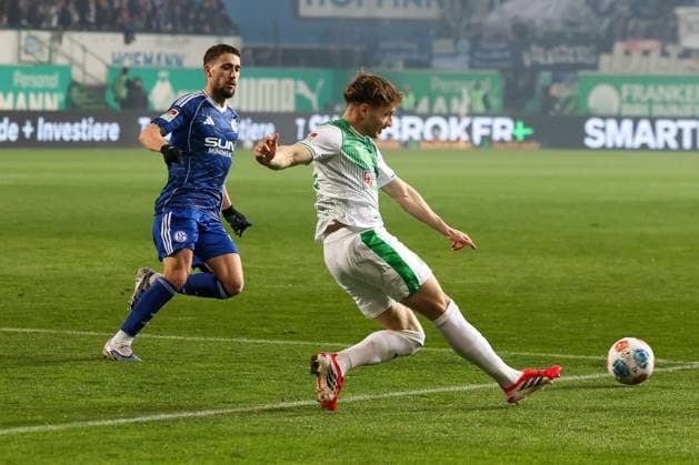 Adil Aouchiche 24 (FC Schalke 04) und Jannik Dehm 23 (Spvgg Greuther Fuerth) in Aktion, Spvgg Greuther Fuerth vs. FC Schalke 04, Fussball, Maenner, 2. Bundesliga, Saison 2025 2026, Rueckrunde, 24. Spieltag, 28.02.2026 DFB regulations prohibit any use of photographs as image sequences and or quasi-video Fuerth Bayern Deutschland