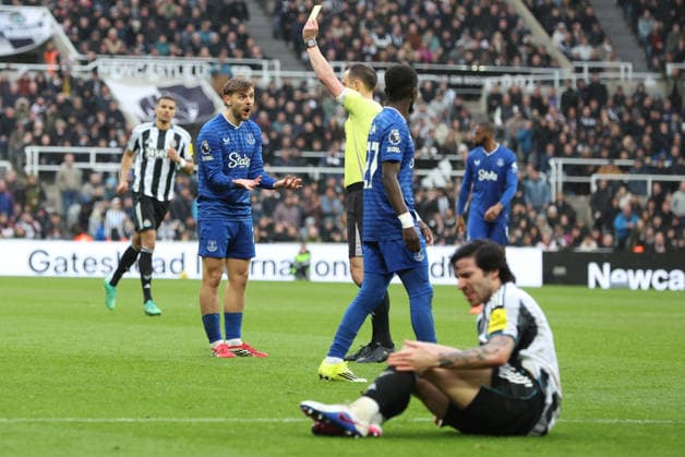 Newcastle Upon Tyne, England, 28th February 2026. Kiernan Dewsbury-Hall of Everton yellow card during the Newcastle United vs Everton Premier League match at St. James Park, Newcastle Upon Tyne. Picture credit should read: Nigel Roddis Sportimage EDITORIAL USE ONLY. No use with unauthorised audio, video, data, fixture lists, club league logos or live services. Online in-match use limited to 120 images, no video emulation. No use in betting, games or single club league player publications. SPI_083_NR_NEWC_EVER SPI-4562-0090
