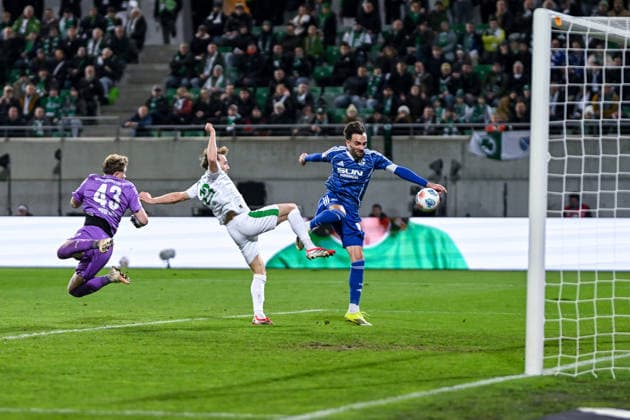 28.02.2026, Fussball, 2. Bundesliga, Saison 2025 2026, 24. Spieltag, SpVgg Greuther Fürth - FC Schalke 04, Silas Prüfrock (SpVgg Greuther Fürth), Torchance: Kenan Karaman (FC Schalke 04) xRHR-FOTO YYx