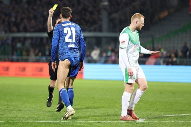 28.02.2026, xrekx, Fussball 2.Bundesliga, SpVgg Greuther Fuerth - FC Schalke 04 v.l. Schiedsrichter Referee Robert Kampka Dejan Ljubicic (FC Schalke 04) hat eine Gelb Karte erhalten, received a yellow card (DFL DFB REGULATIONS PROHIBIT ANY USE OF PHOTOGRAPHS as IMAGE SEQUENCES and or QUASI-VIDEO) Fuerth