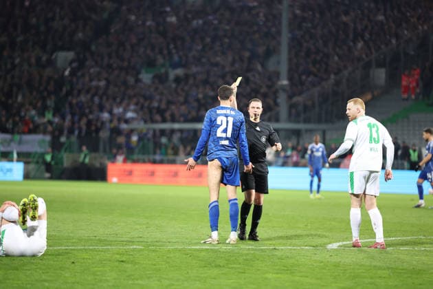 28.02.2026, xrekx, Fussball 2.Bundesliga, SpVgg Greuther Fuerth - FC Schalke 04 v.l. Schiedsrichter Referee Robert Kampka Dejan Ljubicic (FC Schalke 04) hat eine Gelb Karte erhalten, received a yellow card (DFL DFB REGULATIONS PROHIBIT ANY USE OF PHOTOGRAPHS as IMAGE SEQUENCES and or QUASI-VIDEO) Fuerth