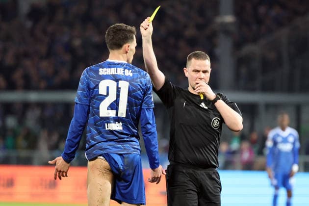 28.02.2026, xrekx, Fussball 2.Bundesliga, SpVgg Greuther Fuerth - FC Schalke 04 v.l. Schiedsrichter Referee Robert Kampka Dejan Ljubicic (FC Schalke 04) hat eine Gelb Karte erhalten, received a yellow card (DFL DFB REGULATIONS PROHIBIT ANY USE OF PHOTOGRAPHS as IMAGE SEQUENCES and or QUASI-VIDEO) Fuerth