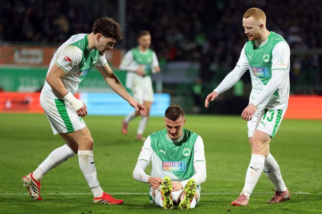 28.02.2026, xrekx, Fussball 2.Bundesliga, SpVgg Greuther Fuerth - FC Schalke 04 v.l. Reno Münz Muenz (SpVgg Greuther Fuerth) Philipp Ziereis (SpVgg Greuther Fuerth) Paul Will (SpVgg Greuther Fuerth) (DFL DFB REGULATIONS PROHIBIT ANY USE OF PHOTOGRAPHS as IMAGE SEQUENCES and or QUASI-VIDEO) Fuerth