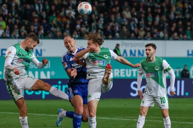 Aktion zwischen Dennis Srbeny 7 (Spvgg Greuther Fuerth), Tomas Kalas 26 (FC Schalke 04) und Jannik Dehm 23 (Spvgg Greuther Fuerth), Branimir Hrgota 10 (Spvgg Greuther Fuerth) schaut zu, Spvgg Greuther Fuerth vs. FC Schalke 04, Fussball, Maenner, 2. Bundesliga, Saison 2025 2026, Rueckrunde, 24. Spieltag, 28.02.2026 DFB regulations prohibit any use of photographs as image sequences and or quasi-video Fuerth Bayern Deutschland