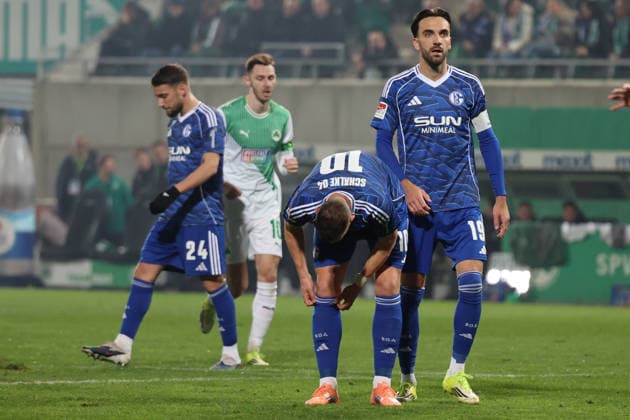 28.02.2026, xrekx, Fussball 2.Bundesliga, SpVgg Greuther Fuerth - FC Schalke 04 v.l. Edin Dzeko (FC Schalke 04) Kenan Karaman (FC Schalke 04) (DFL DFB REGULATIONS PROHIBIT ANY USE OF PHOTOGRAPHS as IMAGE SEQUENCES and or QUASI-VIDEO) Fuerth