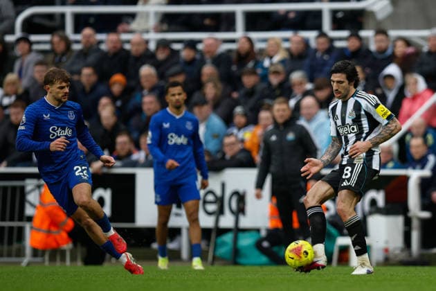 Newcastle United v Everton, Premier League Sandro Tonali of Newcastle United makes a pass during the Premier League match between Newcastle United and Everton at St. James s Park, Newcastle, UK on 28 February 2026. Newcastle St. James s Park Tyne and Wear UK Editorial use only DataCo restrictions apply See www.football-dataco.com , Copyright: xCraigxCowanx PSI-23820-0192