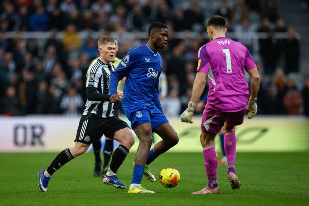 Newcastle United v Everton, Premier League Thierno Barry of Everton under pressure from Lewis Hall of Newcastle United during the Premier League match between Newcastle United and Everton at St. James s Park, Newcastle, UK on 28 February 2026. Newcastle St. James s Park Tyne and Wear UK Editorial use only DataCo restrictions apply See www.football-dataco.com , Copyright: xCraigxCowanx PSI-23820-0208
