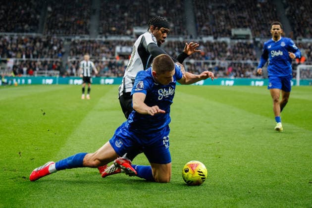 Newcastle United v Everton, Premier League Anthony Elanga of Newcastle United fouls Vitaliy Mykolenko of Everton during the Premier League match between Newcastle United and Everton at St. James s Park, Newcastle, UK on 28 February 2026. Newcastle St. James s Park Tyne and Wear UK Editorial use only DataCo restrictions apply See www.football-dataco.com , Copyright: xCraigxCowanx PSI-23820-0213