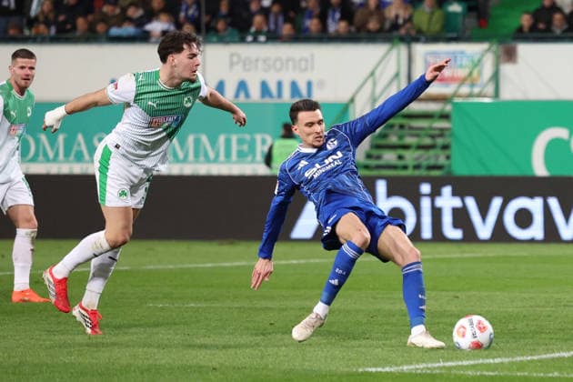 28.02.2026, xrekx, Fussball 2.Bundesliga, SpVgg Greuther Fuerth - FC Schalke 04 v.l. Reno Münz Muenz (SpVgg Greuther Fuerth) Dejan Ljubicic (FC Schalke 04) Zweikampf, Aktion, action, battle for the ball (DFL DFB REGULATIONS PROHIBIT ANY USE OF PHOTOGRAPHS as IMAGE SEQUENCES and or QUASI-VIDEO) Fuerth
