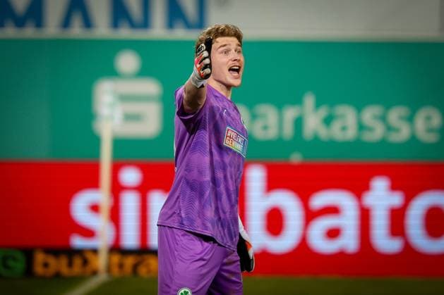 Silas Joel Pruefrock 43 (Spvgg Greuther Fuerth) gibt Anweisungen an die Mannschaft, Spvgg Greuther Fuerth vs. FC Schalke 04, Fussball, Maenner, 2. Bundesliga, Saison 2025 2026, Rueckrunde, 24. Spieltag, 28.02.2026 DFB regulations prohibit any use of photographs as image sequences and or quasi-video Fuerth Bayern Deutschland
