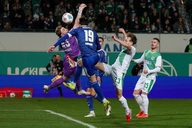 Kenan Karaman 19 (FC Schalke 04) mit einer grossen Kopfballchance, Silas Joel Pruefrock 43 (Spvgg Greuther Fuerth) fliegt am Ball vorbei, mit Jannik Dehm 23 (Spvgg Greuther Fuerth) und Jan Elvedi 15 (Spvgg Greuther Fuerth), Aktion, Spvgg Greuther Fuerth vs. FC Schalke 04, Fussball, Maenner, 2. Bundesliga, Saison 2025 2026, Rueckrunde, 24. Spieltag, 28.02.2026 DFB regulations prohibit any use of photographs as image sequences and or quasi-video Fuerth Bayern Deutschland