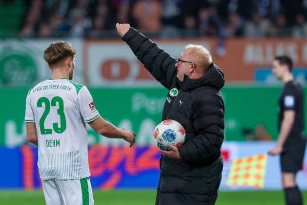 Jannik Dehm 23 (Spvgg Greuther Fuerth) und Cheftrainer Heiko Vogel (Spvgg Greuther Fuerth) in Aktion, Spvgg Greuther Fuerth vs. FC Schalke 04, Fussball, Maenner, 2. Bundesliga, Saison 2025 2026, Rueckrunde, 24. Spieltag, 28.02.2026 DFB regulations prohibit any use of photographs as image sequences and or quasi-video Fuerth Bayern Deutschland