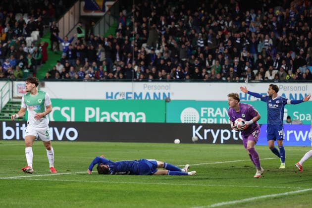 28.02.2026, xrekx, Fussball 2.Bundesliga, SpVgg Greuther Fuerth - FC Schalke 04 v.l. Reno Münz Muenz (SpVgg Greuther Fuerth) Dejan Ljubicic (FC Schalke 04) Zweikampf, Aktion, action, battle for the ball Silas Prüfrock Pruefrock (SpVgg Greuther Fuerth) Kenan Karaman (FC Schalke 04) (DFL DFB REGULATIONS PROHIBIT ANY USE OF PHOTOGRAPHS as IMAGE SEQUENCES and or QUASI-VIDEO) Fuerth