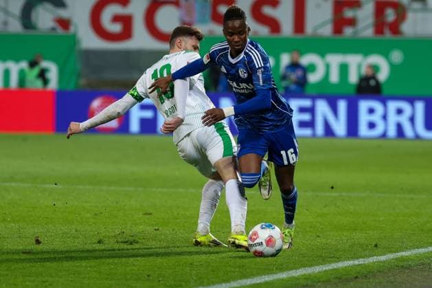 Aktion zwischen Branimir Hrgota 10 (Spvgg Greuther Fuerth) und Moussa Ndiaye 16 (FC Schalke 04), Spvgg Greuther Fuerth vs. FC Schalke 04, Fussball, Maenner, 2. Bundesliga, Saison 2025 2026, Rueckrunde, 24. Spieltag, 28.02.2026 DFB regulations prohibit any use of photographs as image sequences and or quasi-video Fuerth Bayern Deutschland