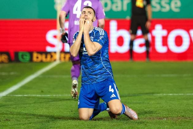 Enttaeuschung, Frust bei Hasan Kurucay 4 (FC Schalke 04) nach einer Chance, Spvgg Greuther Fuerth vs. FC Schalke 04, Fussball, Maenner, 2. Bundesliga, Saison 2025 2026, Rueckrunde, 24. Spieltag, 28.02.2026 DFB regulations prohibit any use of photographs as image sequences and or quasi-video Fuerth Bayern Deutschland