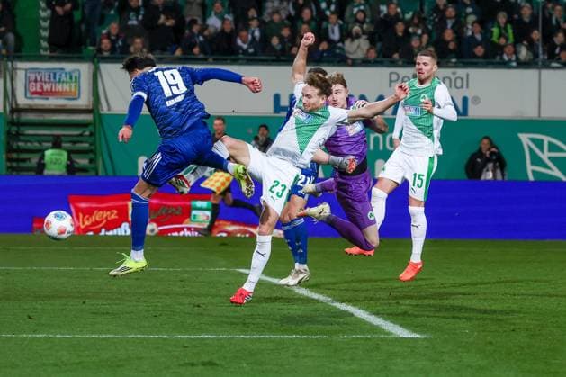Kenan Karaman 19 (FC Schalke 04) mit einer grossen Kopfballchance, Silas Joel Pruefrock 43 (Spvgg Greuther Fuerth) fliegt am Ball vorbei, mit Jannik Dehm 23 (Spvgg Greuther Fuerth) und Jan Elvedi 15 (Spvgg Greuther Fuerth), Aktion, Spvgg Greuther Fuerth vs. FC Schalke 04, Fussball, Maenner, 2. Bundesliga, Saison 2025 2026, Rueckrunde, 24. Spieltag, 28.02.2026 DFB regulations prohibit any use of photographs as image sequences and or quasi-video Fuerth Bayern Deutschland