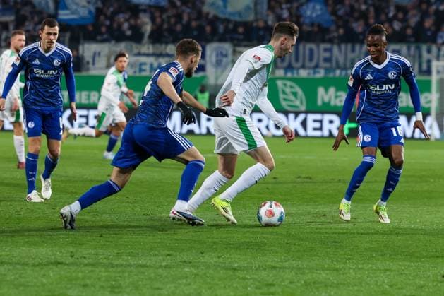 Branimir Hrgota 10 (Spvgg Greuther Fuerth) im Duell mit Adil Aouchiche 24 (FC Schalke 04) und Moussa Ndiaye 16 (FC Schalke 04), Spvgg Greuther Fuerth vs. FC Schalke 04, Fussball, Maenner, 2. Bundesliga, Saison 2025 2026, Rueckrunde, 24. Spieltag, 28.02.2026 DFB regulations prohibit any use of photographs as image sequences and or quasi-video Fuerth Bayern Deutschland