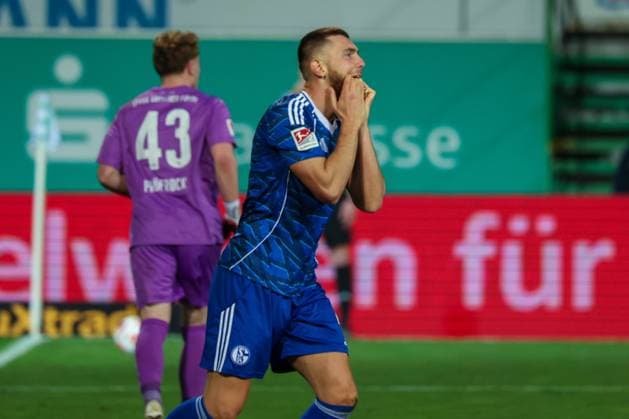 Enttaeuschung, Frust bei Hasan Kurucay 4 (FC Schalke 04) nach einer Chance, Spvgg Greuther Fuerth vs. FC Schalke 04, Fussball, Maenner, 2. Bundesliga, Saison 2025 2026, Rueckrunde, 24. Spieltag, 28.02.2026 DFB regulations prohibit any use of photographs as image sequences and or quasi-video Fuerth Bayern Deutschland