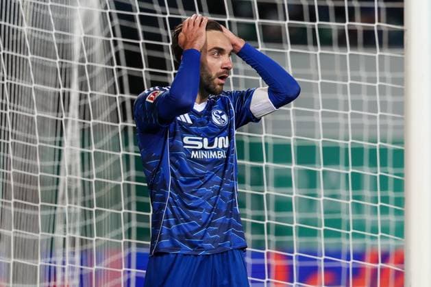 Enttaeuschung, Frust bei Kenan Karaman 19 (FC Schalke 04) nach einer grossen Chance, Spvgg Greuther Fuerth vs. FC Schalke 04, Fussball, Maenner, 2. Bundesliga, Saison 2025 2026, Rueckrunde, 24. Spieltag, 28.02.2026 DFB regulations prohibit any use of photographs as image sequences and or quasi-video Fuerth Bayern Deutschland