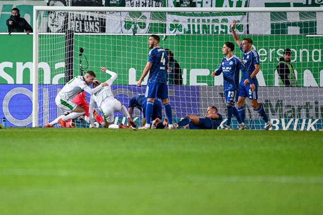 28.02.2026, Fussball, 2. Bundesliga, Saison 2025 2026, 24. Spieltag, SpVgg Greuther Fürth - FC Schalke 04, Kein Tor, Abseitstor von Dennis Srbeny (SpVgg Greuther Fürth) xRHR-FOTO YYx