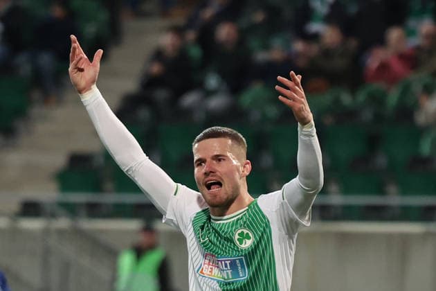 28.02.2026, xrekx, Fussball 2.Bundesliga, SpVgg Greuther Fuerth - FC Schalke 04 v.l. Jan Elvedi (SpVgg Greuther Fuerth) gibt Anweisungen, gestikuliert, mit den Armen gestikulieren gives instructions, gesticulate (DFL DFB REGULATIONS PROHIBIT ANY USE OF PHOTOGRAPHS as IMAGE SEQUENCES and or QUASI-VIDEO) Fuerth