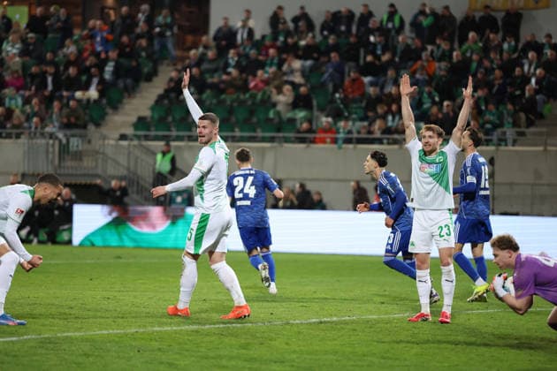 28.02.2026, xrekx, Fussball 2.Bundesliga, SpVgg Greuther Fuerth - FC Schalke 04 v.l. Silas Prüfrock Pruefrock (SpVgg Greuther Fuerth) Jan Elvedi (SpVgg Greuther Fuerth) Jannik Dehm (SpVgg Greuther Fuerth) Silas Prüfrock Pruefrock (SpVgg Greuther Fuerth) gibt Anweisungen, gestikuliert, mit den Armen gestikulieren gives instructions, gesticulate (DFL DFB REGULATIONS PROHIBIT ANY USE OF PHOTOGRAPHS as IMAGE SEQUENCES and or QUASI-VIDEO) Fuerth