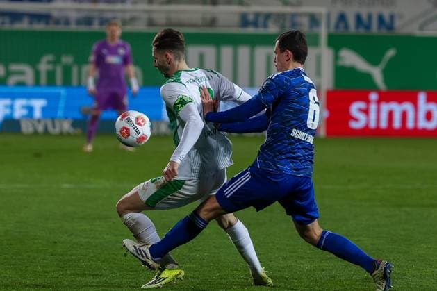 Branimir Hrgota 10 (Spvgg Greuther Fuerth) wird von Ron Schallenberg 6 (FC Schalke 04) gefoult, Spvgg Greuther Fuerth vs. FC Schalke 04, Fussball, Maenner, 2. Bundesliga, Saison 2025 2026, Rueckrunde, 24. Spieltag, 28.02.2026 DFB regulations prohibit any use of photographs as image sequences and or quasi-video Fuerth Bayern Deutschland Copyright: xkolbert-press MartinxAgüerax