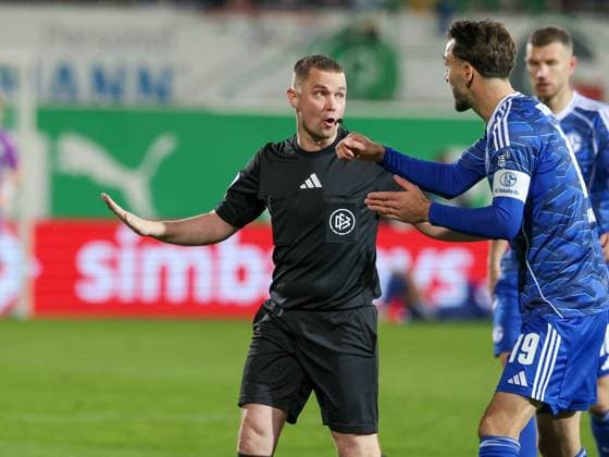 Referee Schiedsrichter Dr. Robert Kampka energisch im Gespraech mit Kenan Karaman 19 (FC Schalke 04), Gestik, Spvgg Greuther Fuerth vs. FC Schalke 04, Fussball, Maenner, 2. Bundesliga, Saison 2025 2026, Rueckrunde, 24. Spieltag, 28.02.2026 DFB regulations prohibit any use of photographs as image sequences and or quasi-video Fuerth Bayern Deutschland