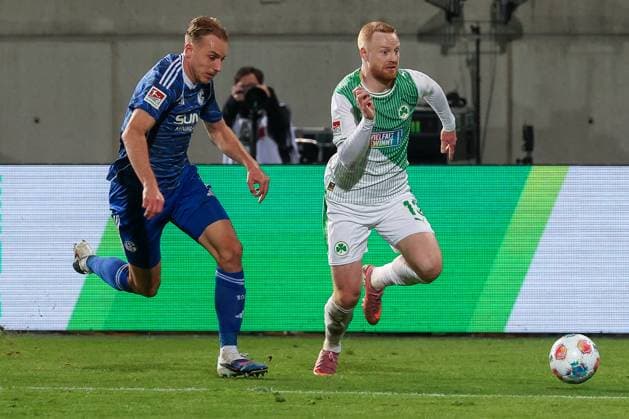 Aktion zwischen Timo Becker 5 (FC Schalke 04) und Paul Will 13 (Spvgg Greuther Fuerth) , Spvgg Greuther Fuerth vs. FC Schalke 04, Fussball, Maenner, 2. Bundesliga, Saison 2025 2026, Rueckrunde, 24. Spieltag, 28.02.2026 DFB regulations prohibit any use of photographs as image sequences and or quasi-video Fuerth Bayern Deutschland