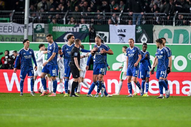 28.02.2026, Fussball, 2. Bundesliga, Saison 2025 2026, 24. Spieltag, SpVgg Greuther Fürth - FC Schalke 04, Die Spieler des FC Schalke 04 beschweren sich beim Schiedsrichter xRHR-FOTO YYx