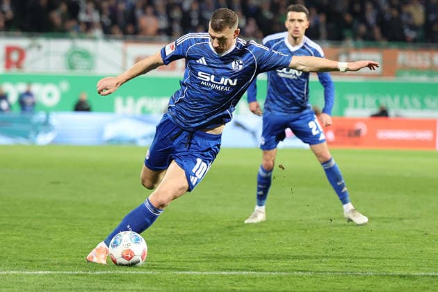 28.02.2026, xrekx, Fussball 2.Bundesliga, SpVgg Greuther Fuerth - FC Schalke 04 v.l. Edin Dzeko (FC Schalke 04) (DFL DFB REGULATIONS PROHIBIT ANY USE OF PHOTOGRAPHS as IMAGE SEQUENCES and or QUASI-VIDEO) Fuerth