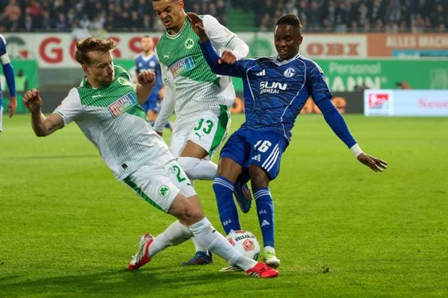 Aktion zwischen Jannik Dehm 23 (Spvgg Greuther Fuerth) und Moussa Ndiaye 16 (FC Schalke 04), Spvgg Greuther Fuerth vs. FC Schalke 04, Fussball, Maenner, 2. Bundesliga, Saison 2025 2026, Rueckrunde, 24. Spieltag, 28.02.2026 DFB regulations prohibit any use of photographs as image sequences and or quasi-video Fuerth Bayern Deutschland