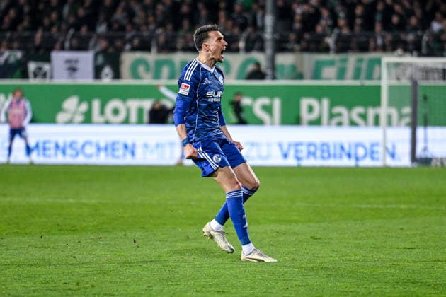 28.02.2026, Fussball, 2. Bundesliga, Saison 2025 2026, 24. Spieltag, SpVgg Greuther Fürth - FC Schalke 04, Dejan Ljubicic (FC Schalke 04) freut sich über das Tor zum 1:1, xRHR-FOTO YYx