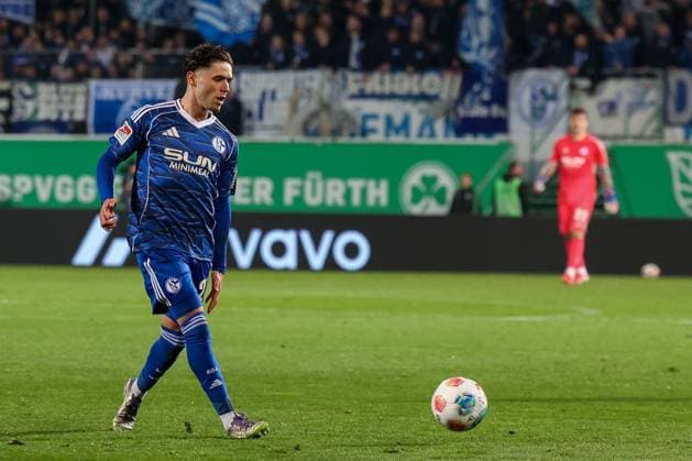 Dejan Ljubicic 21 (FC Schalke 04) in aktion, Spvgg Greuther Fuerth vs. FC Schalke 04, Fussball, Maenner, 2. Bundesliga, Saison 2025 2026, Rueckrunde, 24. Spieltag, 28.02.2026 DFB regulations prohibit any use of photographs as image sequences and or quasi-video Fuerth Bayern Deutschland