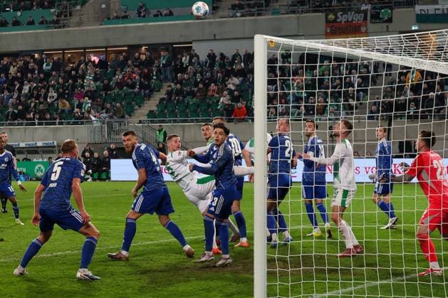 Dennis Srbeny 7 (Spvgg Greuther Fuerth) rechts, schiesst ein Tor, das aber wegen Abeitsstellung von VAR aberkannt wird, Spvgg Greuther Fuerth vs. FC Schalke 04, Fussball, Maenner, 2. Bundesliga, Saison 2025 2026, Rueckrunde, 24. Spieltag, 28.02.2026 DFB regulations prohibit any use of photographs as image sequences and or quasi-video Fuerth Bayern Deutschland