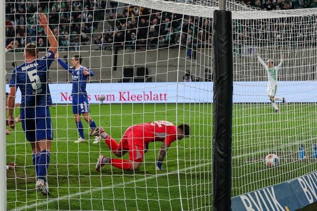 Der Treffer von Dennis Srbeny 7 (Spvgg Greuther Fuerth), nicht im Bild, geht ins Tor, Kevin Mueller 22 (FC Schalke 04) machtlos, Der Treffer wird wegen Abeits vom VAR aberkannt, Timo Becker 5 (FC Schalke 04) zeigt Abseits an, Spvgg Greuther Fuerth vs. FC Schalke 04, Fussball, Maenner, 2. Bundesliga, Saison 2025 2026, Rueckrunde, 24. Spieltag, 28.02.2026 DFB regulations prohibit any use of photographs as image sequences and or quasi-video Fuerth Bayern Deutschland