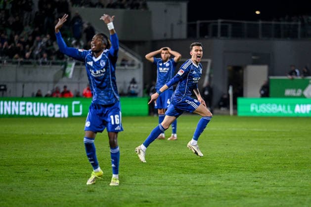 28.02.2026, Fussball, 2. Bundesliga, Saison 2025 2026, 24. Spieltag, SpVgg Greuther Fürth - FC Schalke 04, Dejan Ljubicic (FC Schalke 04) freut sich über das Tor zum 1:1, xRHR-FOTO YYx