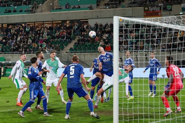 Dennis Srbeny 7 (Spvgg Greuther Fuerth) rechts, schiesst ein Tor, das aber wegen Abeitsstellung von VAR aberkannt wird, Spvgg Greuther Fuerth vs. FC Schalke 04, Fussball, Maenner, 2. Bundesliga, Saison 2025 2026, Rueckrunde, 24. Spieltag, 28.02.2026 DFB regulations prohibit any use of photographs as image sequences and or quasi-video Fuerth Bayern Deutschland